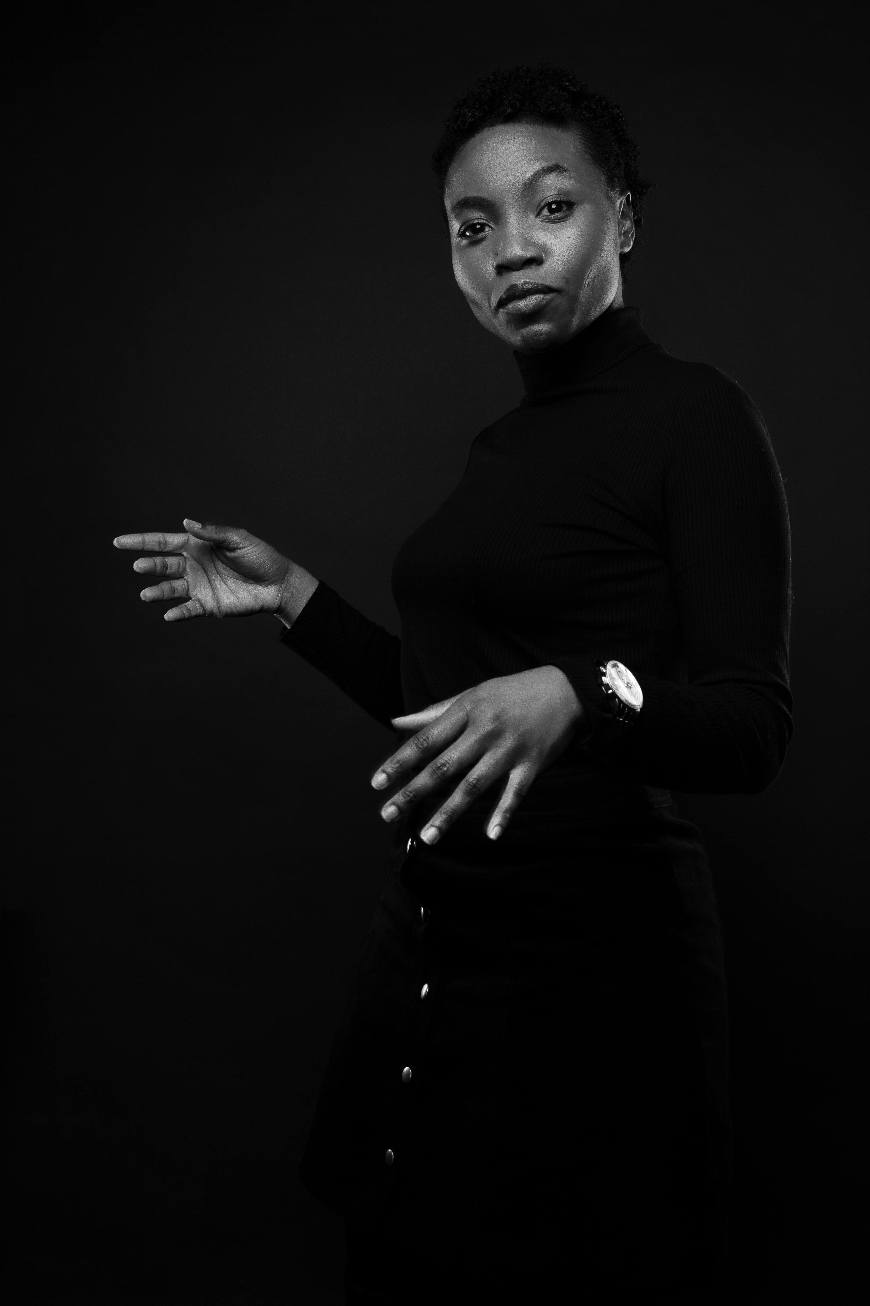 出行与沟通场景图片，强调咨询服务的可解释性