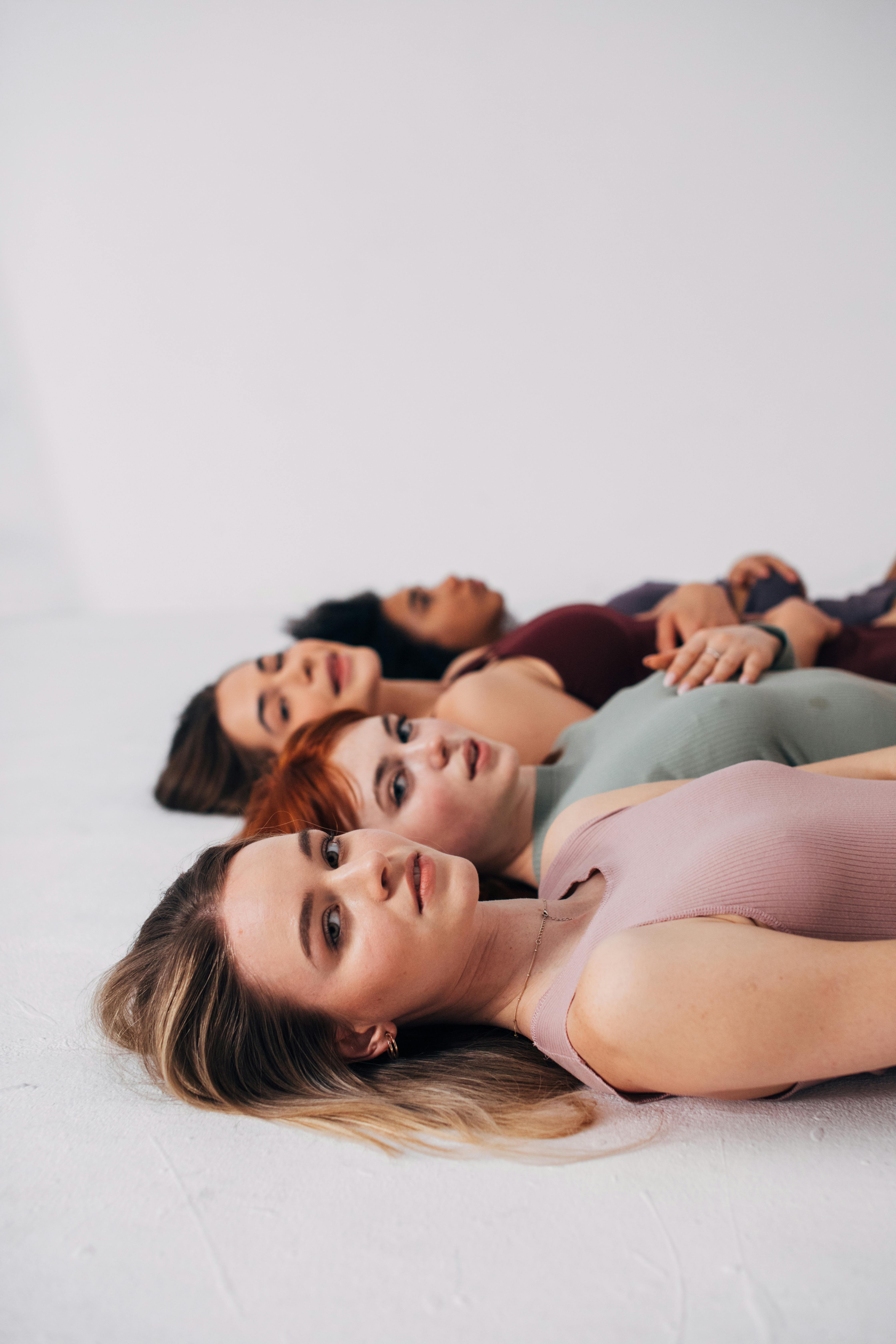 家庭与学生出行氛围图，体现伊甸新东方直飞2027直达官网的服务亲和力